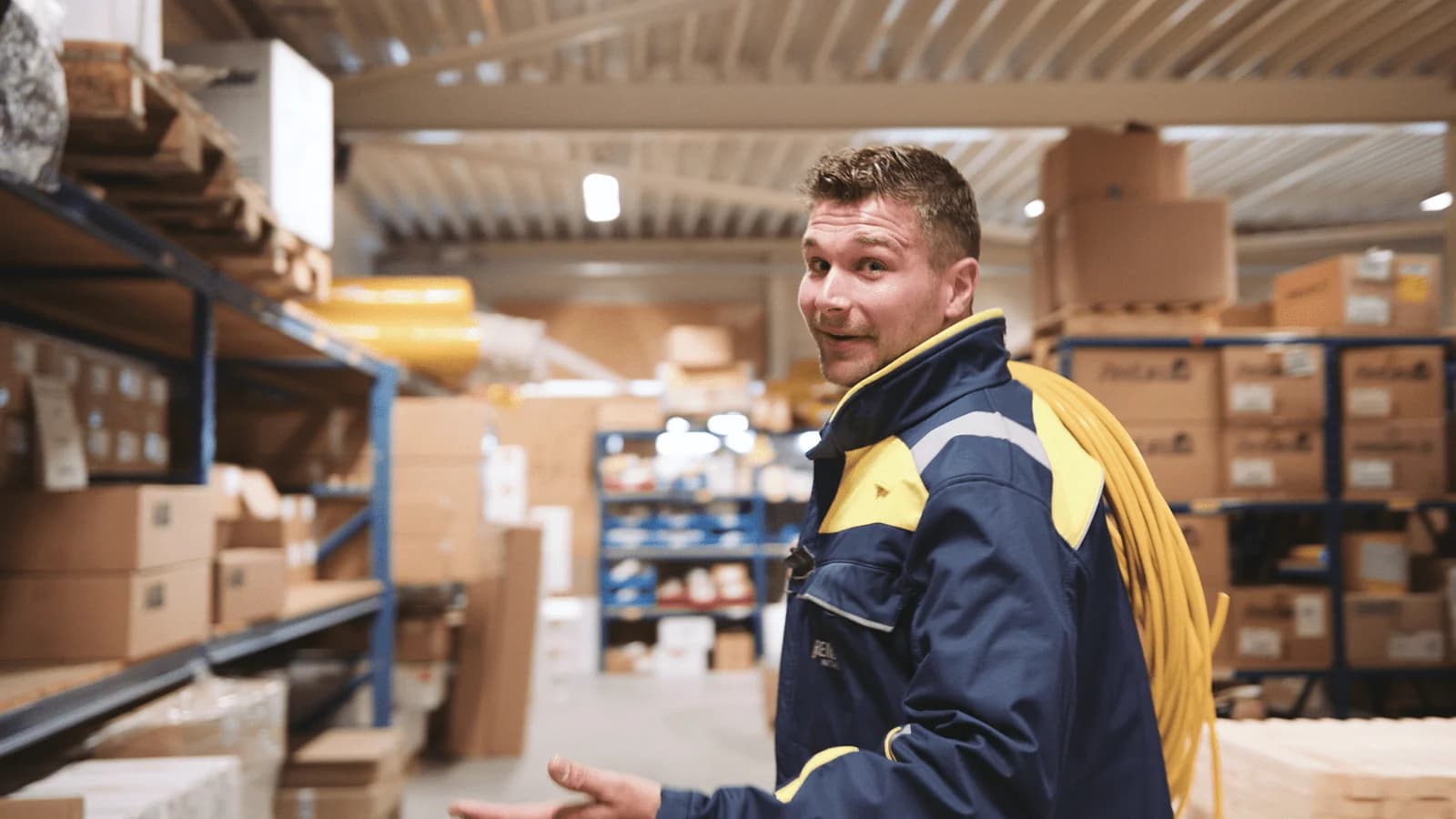 RENDO-medewerker in het magazijn