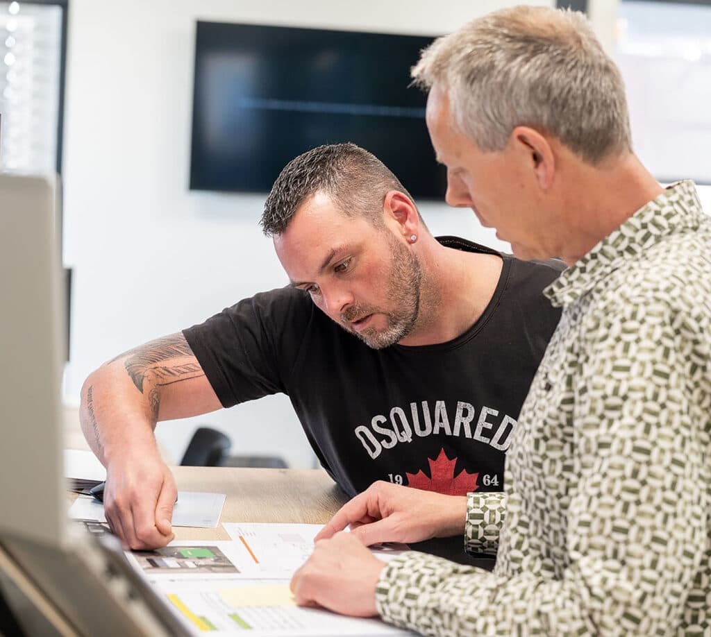 Collega’s van A.Hak werken samen achter de computer