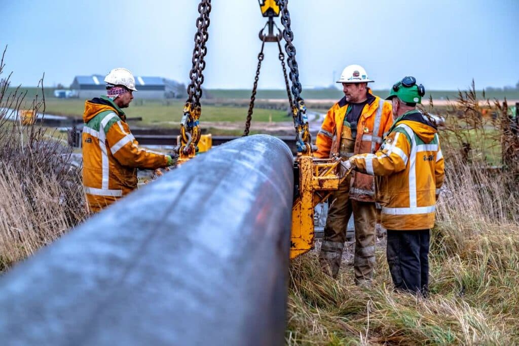 A.Hak-medewerkers werken aan de waterleiding in de Bollenstreek