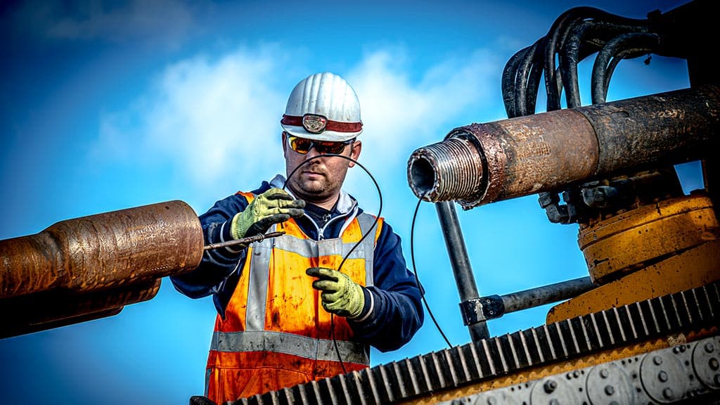 A.Hak aan het werk bij een leidingproject