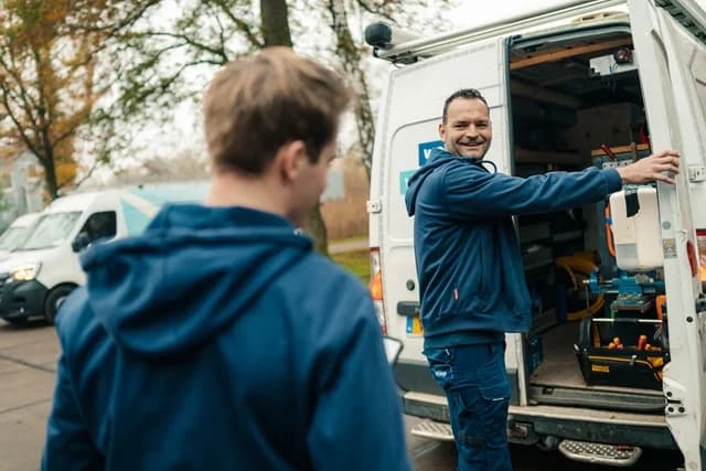 Vitens-monteurs bij hun bedrijfswagen