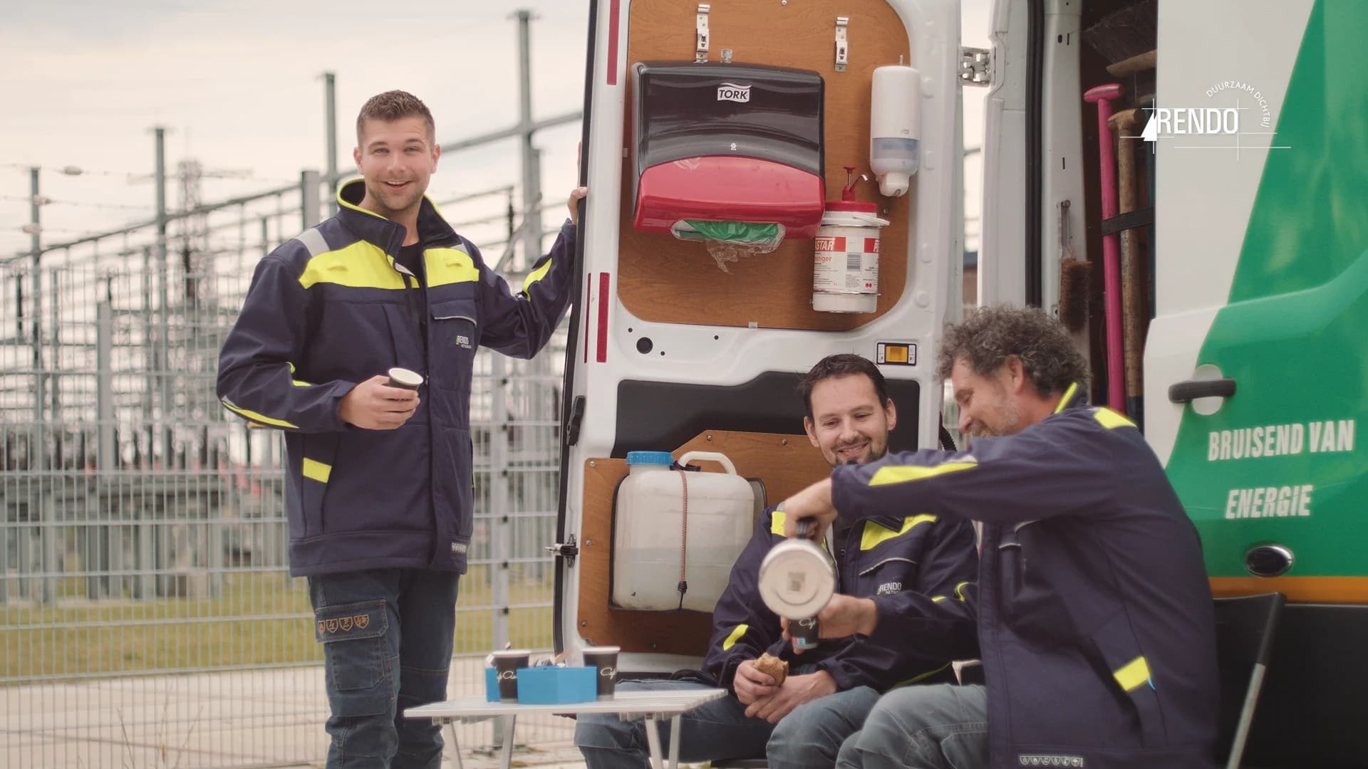 RENDO-collega’s bij hun bedrijfswagen