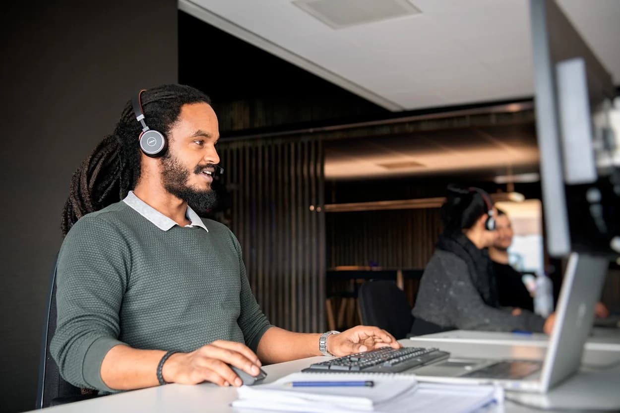 Collega aan het werk bij Vitens